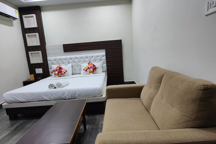 Room 4 of 8