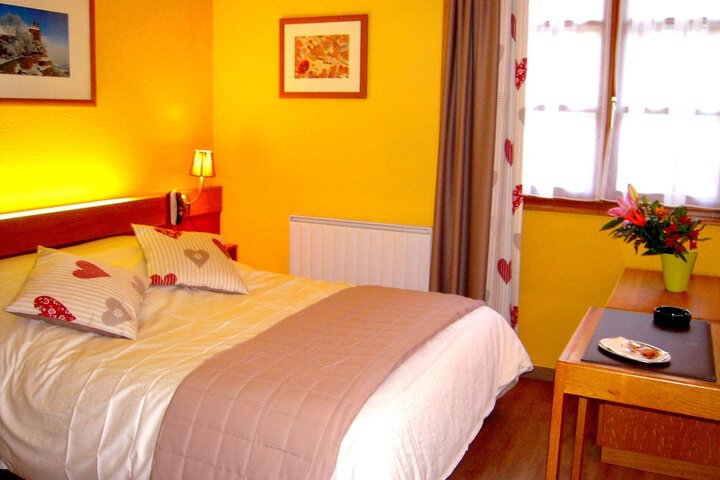 Room 4 of 32