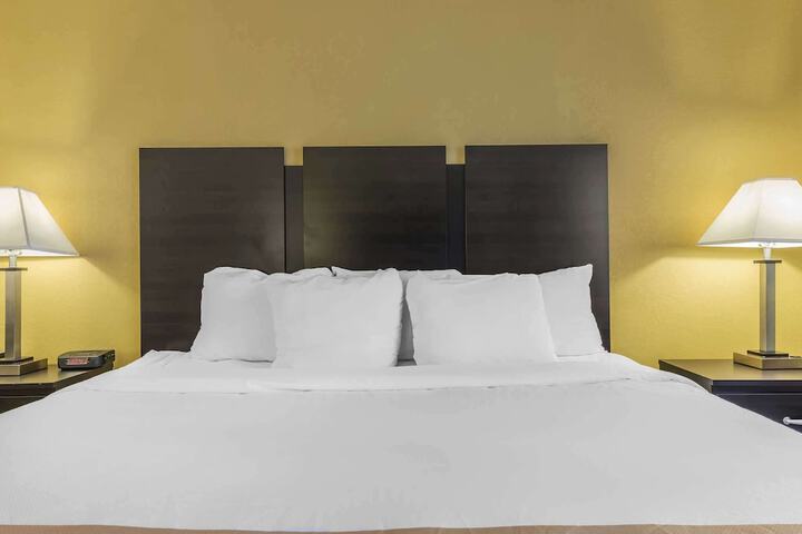 1 Queen Bed (9 of 17)
