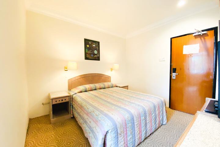 Room 17 of 33