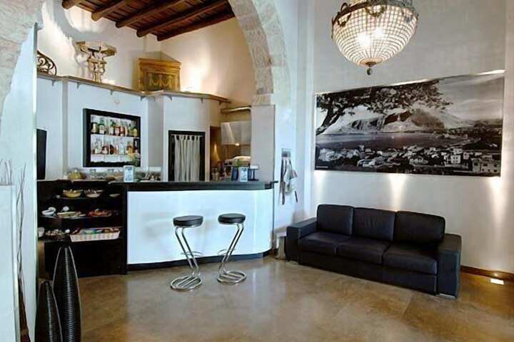 Lounge 28 of 29