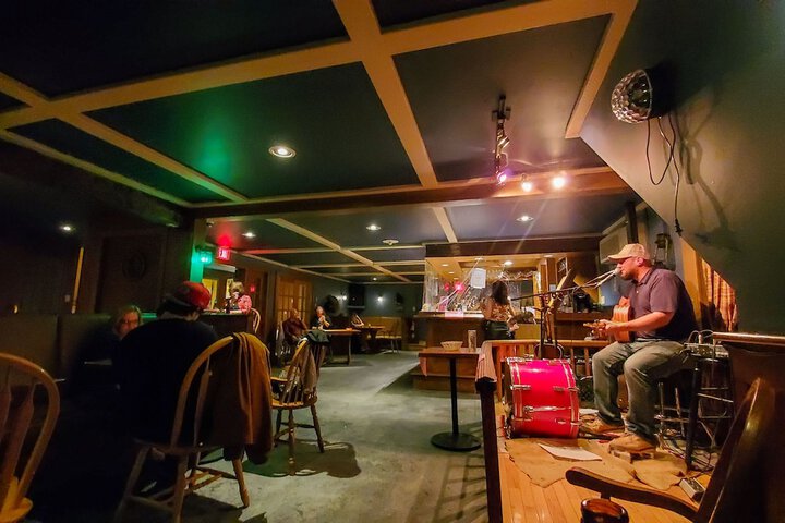 Lounge 104 of 153
