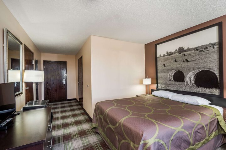 1 Queen Bed (6 of 7)