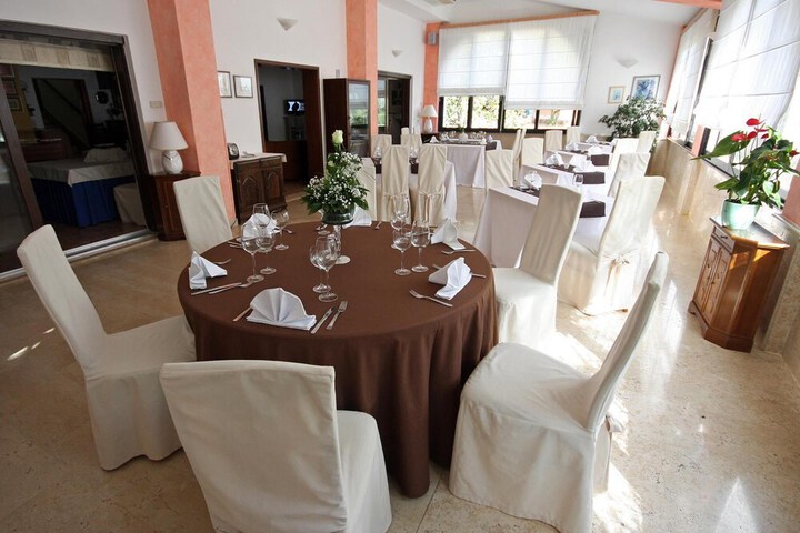 Ballroom/Hall 41 of 57
