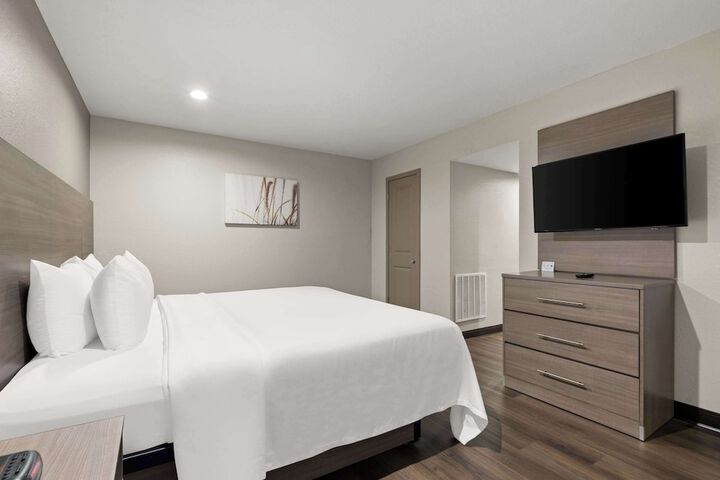 1 King Bed Suite (14 of 18)