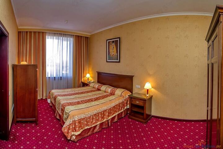 Room 9 of 34