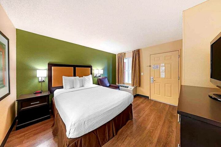 Room 4 of 8