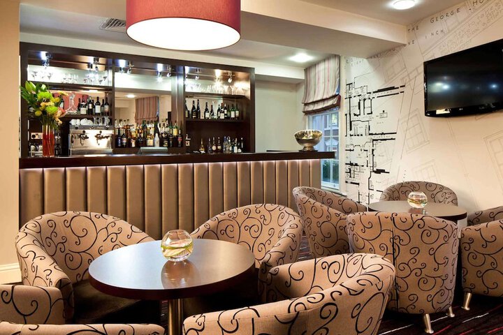 Lounge 82 of 104
