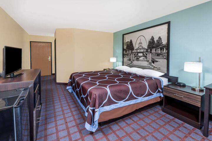 1 Queen Bed (10 of 10)
