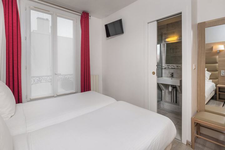 Room 11 of 27