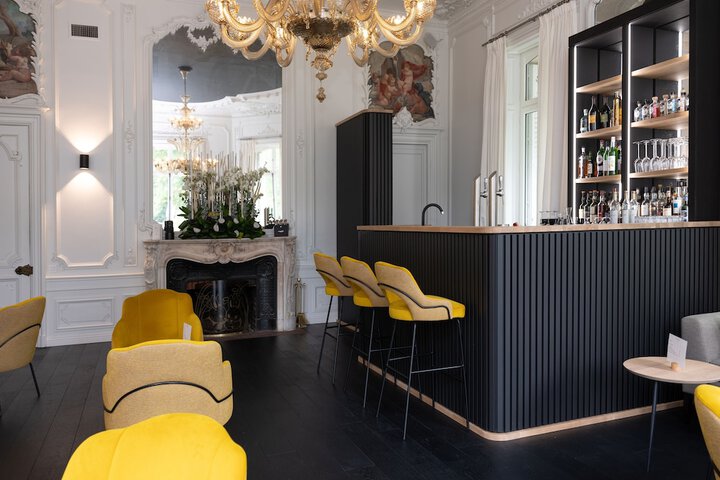 Lounge 76 of 132