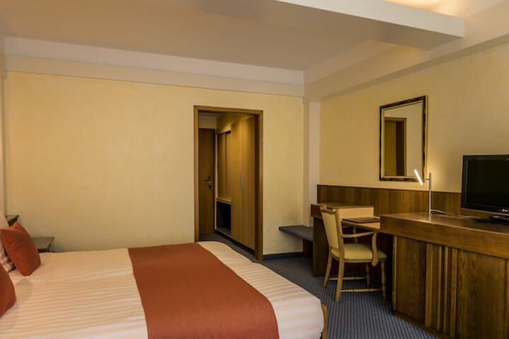 Room 11 of 37