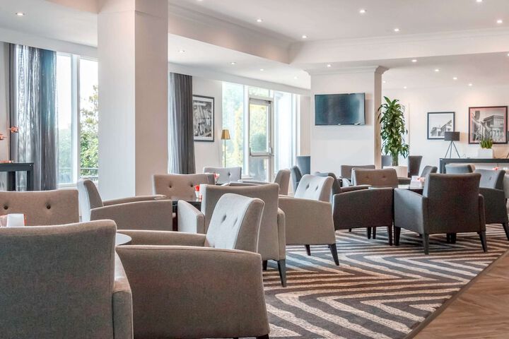 Lounge 95 of 149