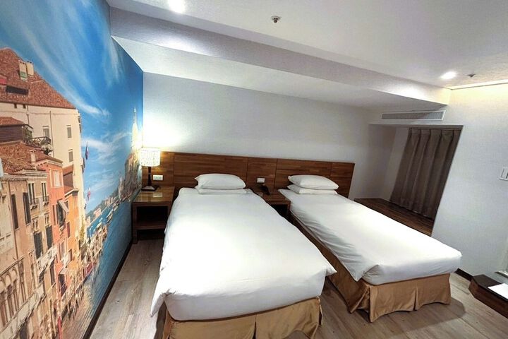 Room 32 of 46