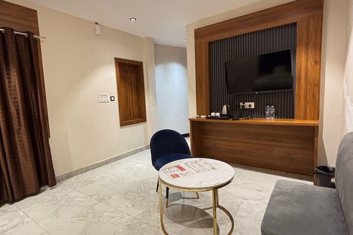Room 9 of 38
