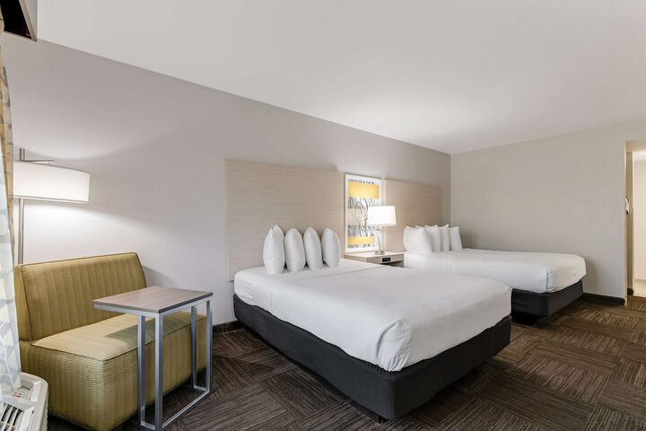 2 Queen Beds High Speed Internet Accessible Microwave, Refrigerator Full Breakfast (4 of 9)