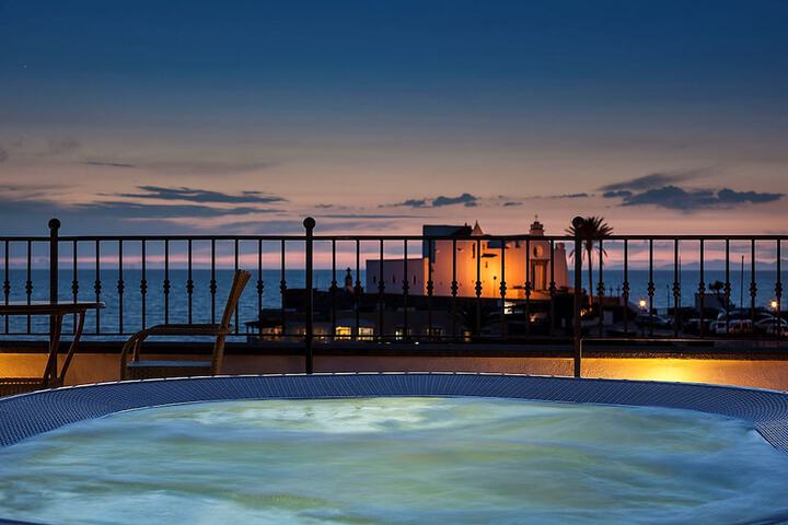 Hotel with Pool