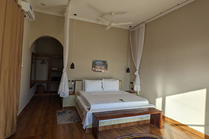 Room 2 of 43