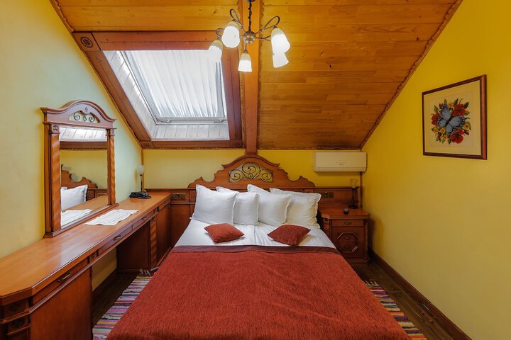 Room 2 of 51