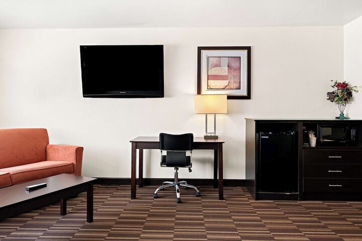 1 King Bed Mobility Accessible Communication Assistance Bathtub Continental Breakfast (13 of 19)