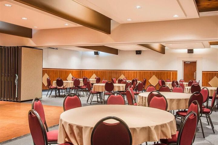 Ballroom/Hall 34 of 38