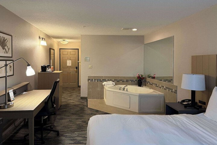 1 King Bed (1 of 25)