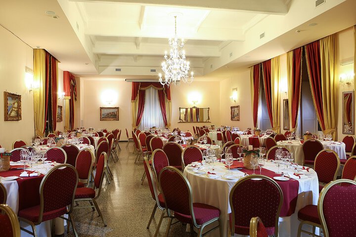 Ballroom/Hall 41 of 53
