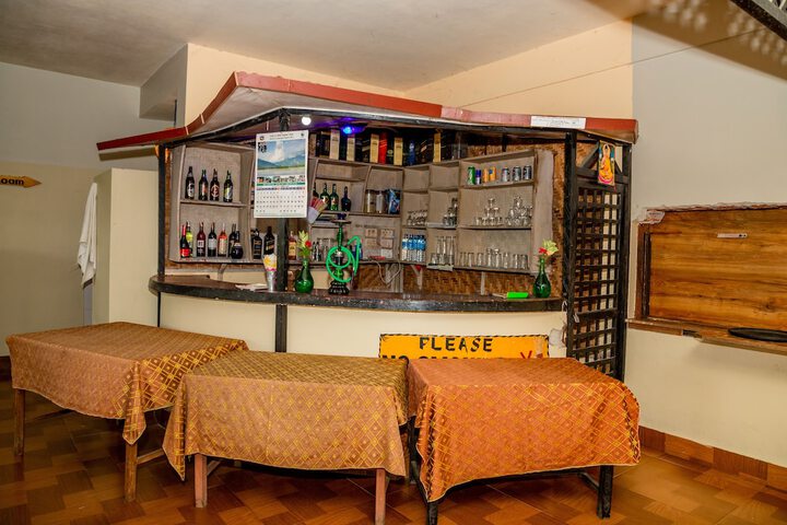 Lounge 25 of 76