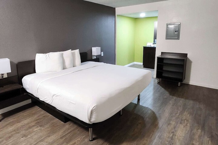 Room 10 of 24