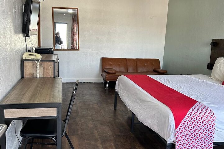 1 King Bed (4 of 20)