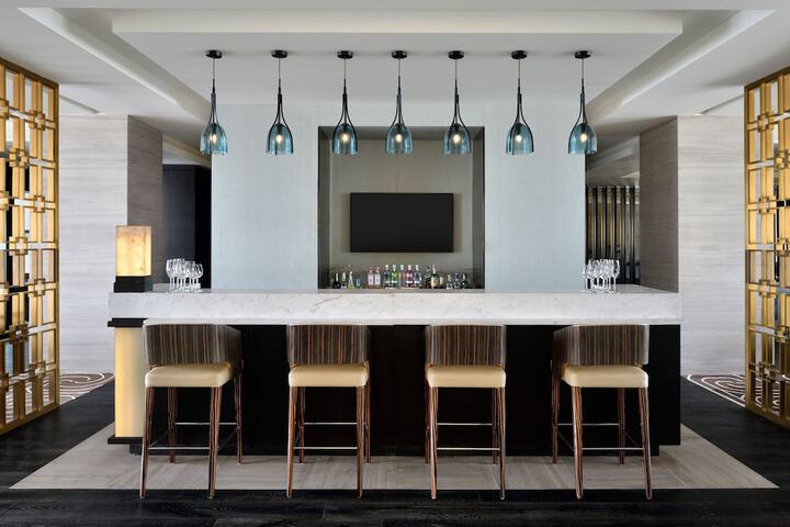 Lounge 72 of 89