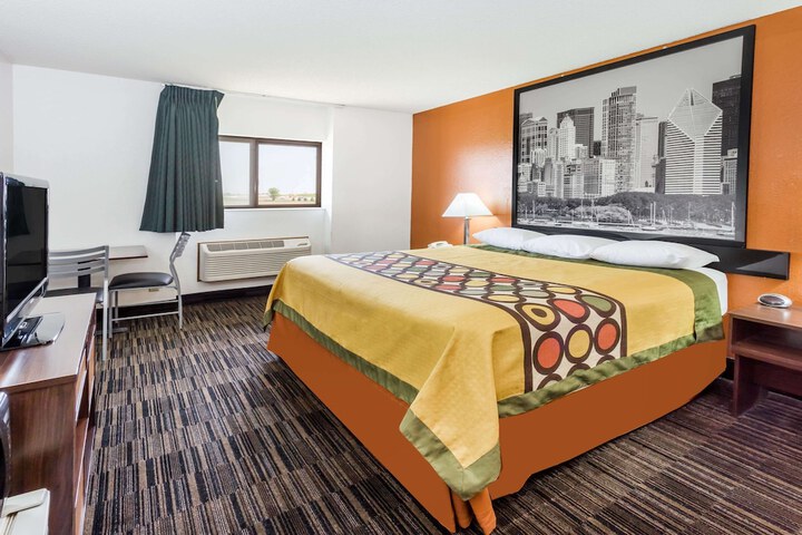 1 King Bed (3 of 17)