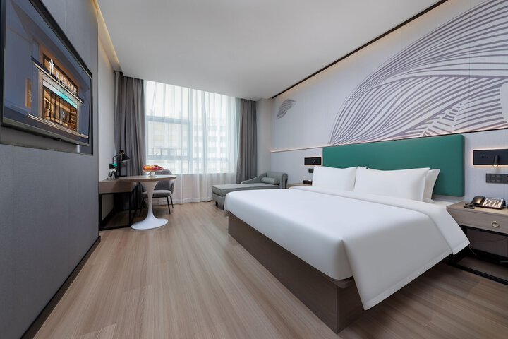 Room 4 of 8