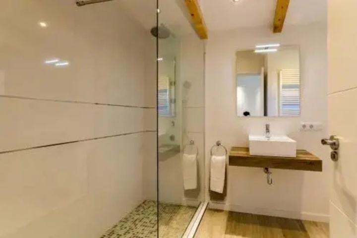 Room 7 of 18