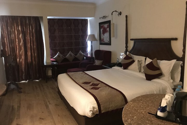Room 27 of 86
