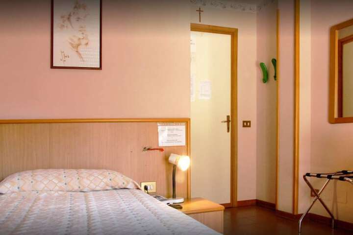 Room 9 of 34