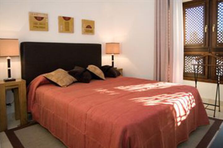 Room 10 of 16