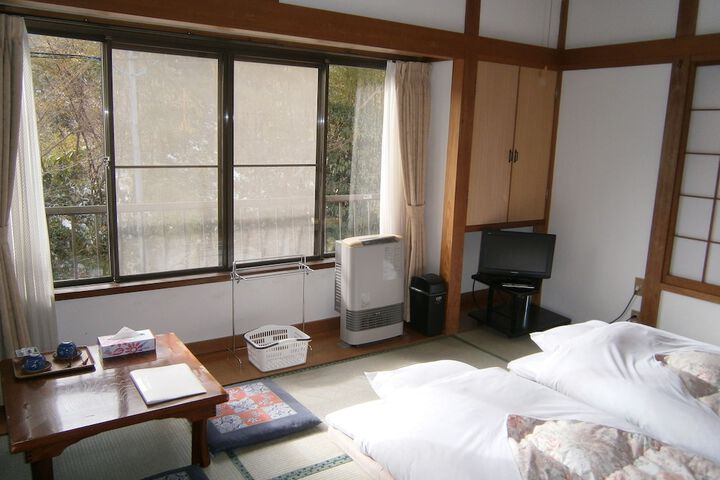 Room 4 of 25