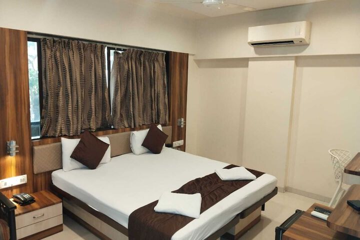 Room 9 of 12