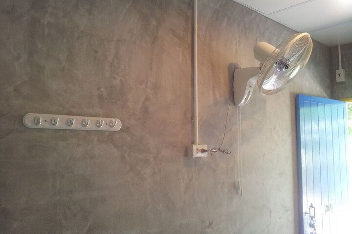 Room 4 of 16