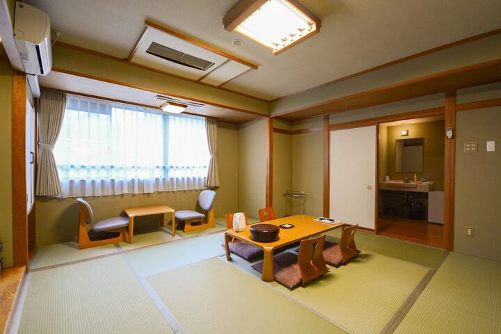 Room 11 of 30