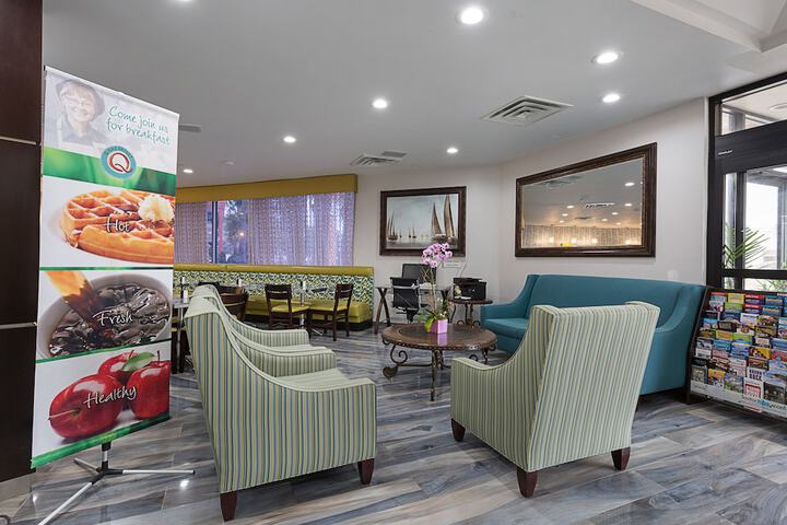 Lobby lounge