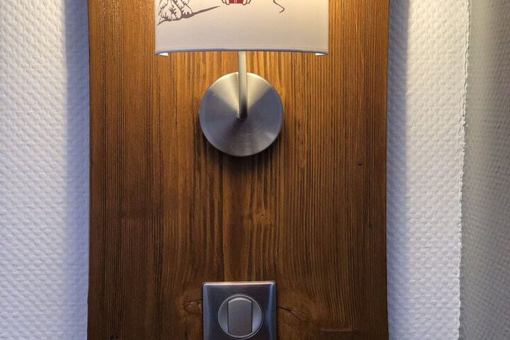 Room 33 of 86