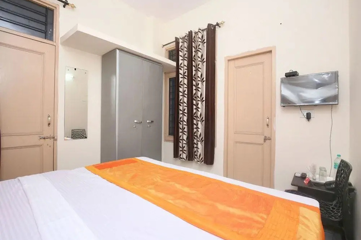 Room 4 of 9