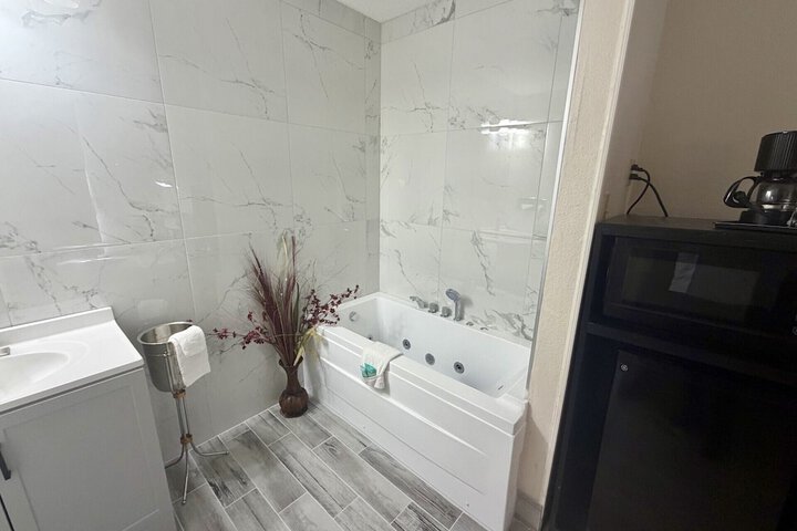 Jetted tub