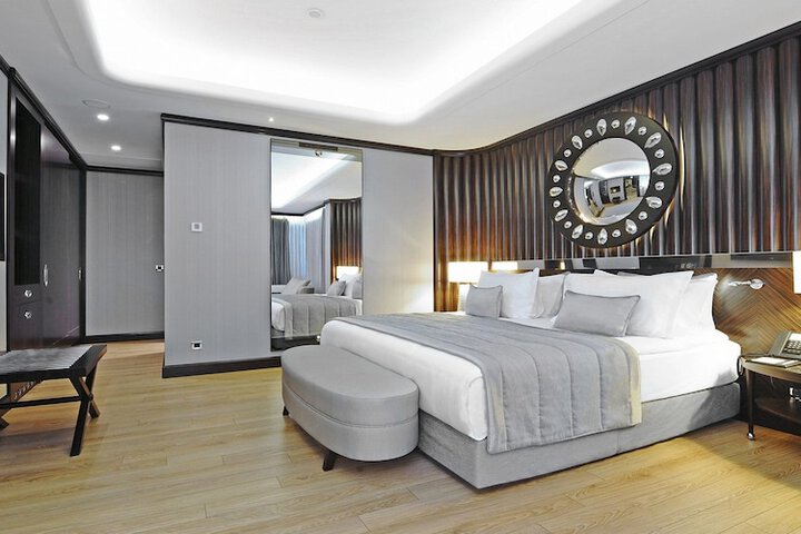 Room 21 of 102