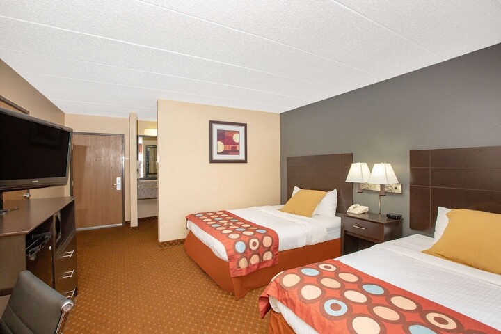 2 Queen Beds (5 of 6)