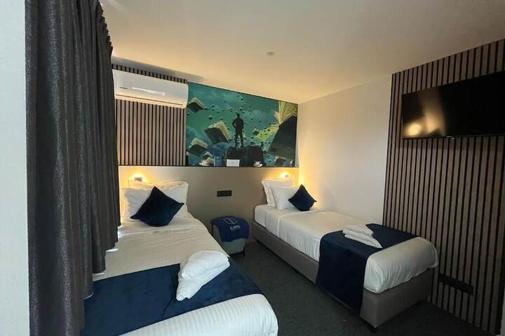 Room 12 of 37