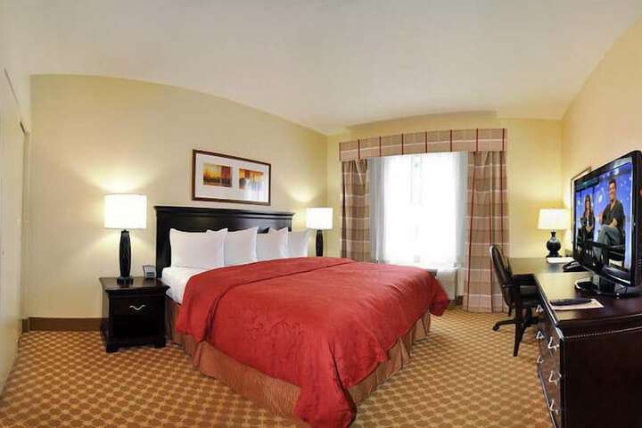 1 King Bed (4 of 18)