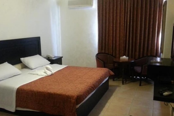 Room 8 of 10